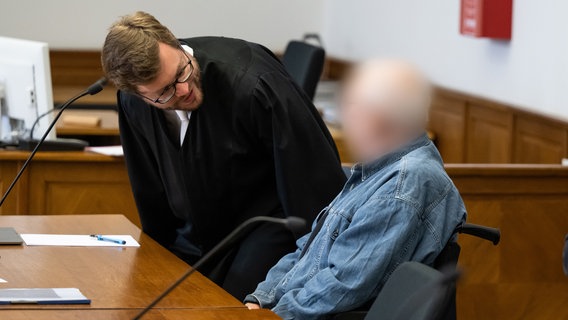 Der Angeklagte spricht mit Felix Matzeit, Anwalt, im Saal des Landgerichts. © dpa-Bildfunk Foto: Philipp Schulze/dpa