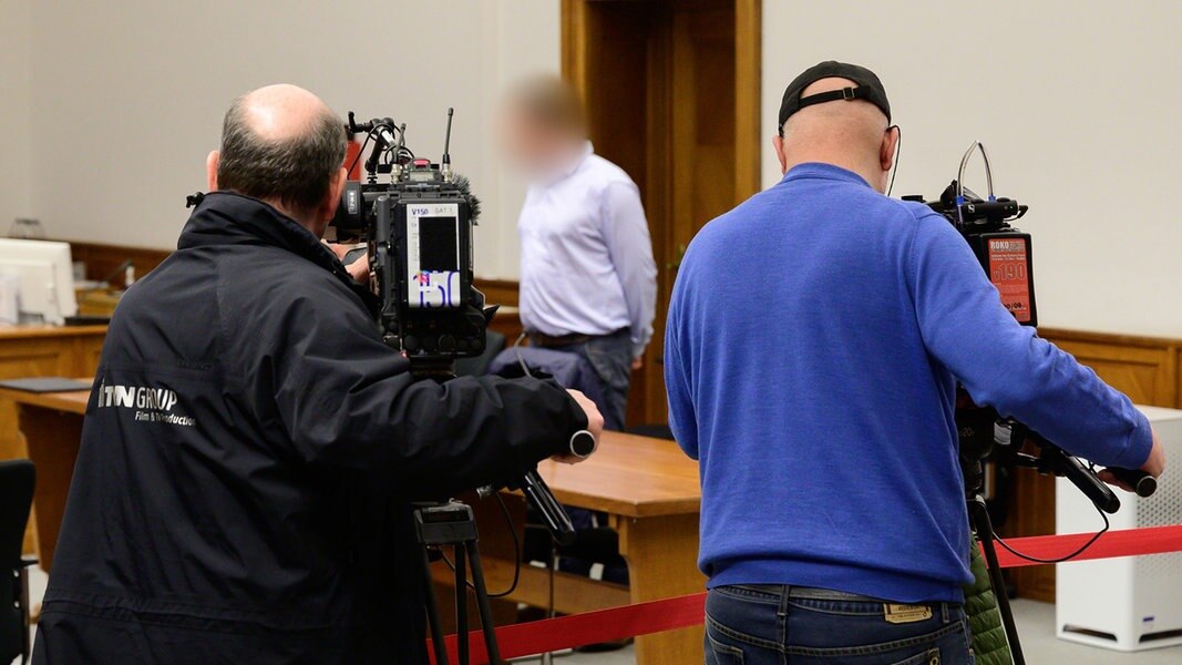 Lüneburg: Medienvertreter stehen vor Prozessbeginn vor dem Angeklagten im Saal vom Landgericht.