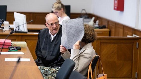 Die Angeklagte (r.) sitzt im Landgericht Lüneburg neben ihrem Verteidiger Norbert Lösing. © dpa Bildfunk Foto: Philipp Schulze