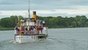 Raddampfer Kaiser Wilhelm fährt die Elbe entlang. © NDR 