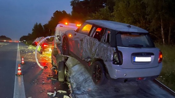 Ein Auto steht nach einem Auffahrunfall auf einem Abschleppfahrzeug. Beide sind demoliert. © Polizei Rotenburg 