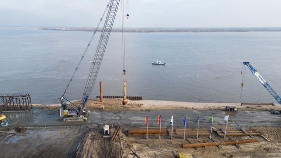 Die Baustelle für ein neues Gas-Terminal an der Elbe in Stade (Aufnahme mit Drohne). © Daniel Reinhardt/dpa Foto: Daniel Reinhardt
