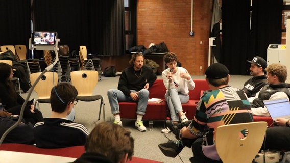 Diskussionsrunde beim Schulprojekt "Rap-Talks". © NDR Foto: Tabea Pander