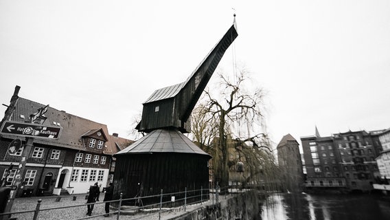 An old crane in the port district of Lüneburg.  © NTR Photo: Julius Matusik