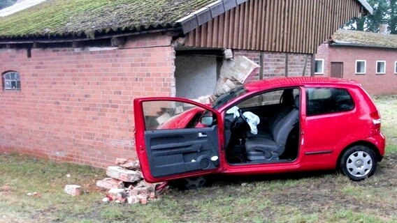 Ein Kleinwagen steht nach einem Unfall an einer kaputten Wand. © Kreisfeuerwehr Rotenburg (Wümme) 