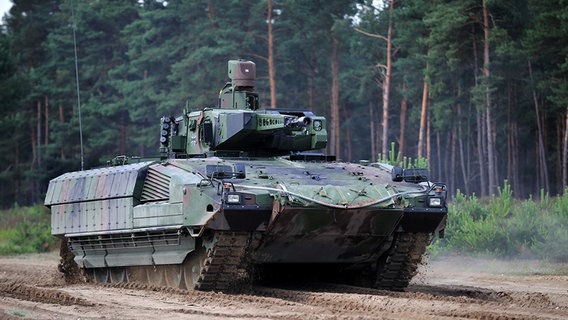 Ein "Puma"-Panzer fährt über ein Gelände. © Rheinmetall 