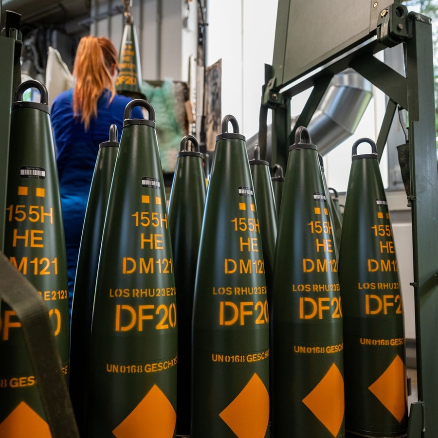 155-Millimeter-Artilleriemunition steht in einer Werkshalle bei Rheinmetall in Unterlüß. © picture alliance/dpa | Philipp Schulze Foto: Philipp Schulze