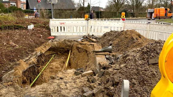 Ein Stück einer Straße und eines Gehwegs ist für Bauarbeiten aufgerissen. © Stadt Lüneburg 