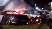 Brand auf dem Gelände eines Auto-Leasing-Anbieters im Landkreis Rotenburg (Wümme). Zwei Autos stehen in Flammen. © TV Elbnews 