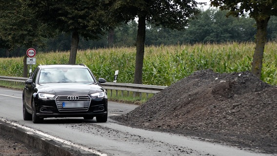 Ein Auto fährt bei Rotenburg (Wümme) in einen Baustellenbereich. Ein Auto fährt bei Rotenburg (Wümme) in einen Baustellenbereich. © NWM