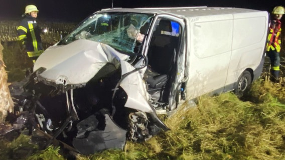 Ein Transporter nach eineKollision mit einem Baum bei Granstedt Ein Transporter nach eineKollision mit einem Baum bei Granstedt © Polizeiinspektion Rotenburg