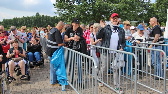 Rote Rosen Fans laufen zwischen Absperrungen durch. © NDR Foto: Meike Richter