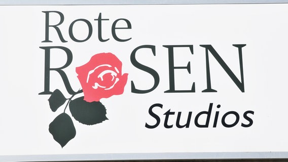 Das Schild über den "Rote Rosen Studios" in Lüneburg. © picture alliance/dpa Foto: Holger Kasnitz
