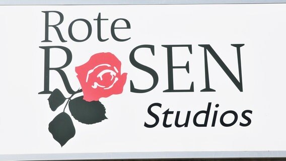 Das Schild über den "Rote Rosen Studios" in Lüneburg. © picture alliance/dpa Foto: Holger Kasnitz