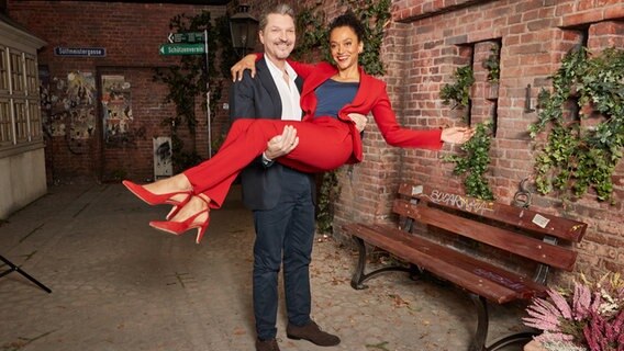 Die Schauspieler Hardy Krüger jr. als «Ralf», und Sarah Masuch als «Anette», stehen in der Filmkulisse während eines Fototermins zur 21. Staffel der TV-Serie «Rote Rosen»: © picture alliance/dpa | Georg Wendt Foto: Georg Wendt