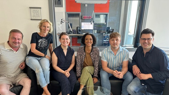 RR-Podcast-Team: Aufzeichnung der Pilot-Folge im Studio Lüneburg im Sommer (v.l.n.r.): Torsten Ahles, Katharina Mahrenholtz, Marlene Kukral, Sarah Masuch, Martin Tietjen, Hendrik Buth. RR-Podcast-Team: Aufzeichnung der Pilot-Folge im Studio Lüneburg im Sommer (v.l.n.r.): Torsten Ahles, Katharina Mahrenholtz, Marlene Kukral, Sarah Masuch, Martin Tietjen, Hendrik Buth. © NDR Foto: Hendrik Buth