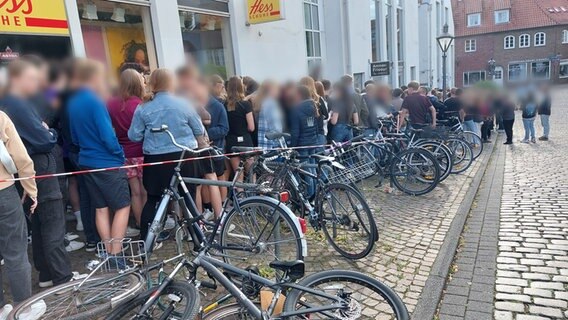 Jugendliche stehen Schlange am Salon Hansen in Lüneburg. © NDR Foto: Katrin Schwier