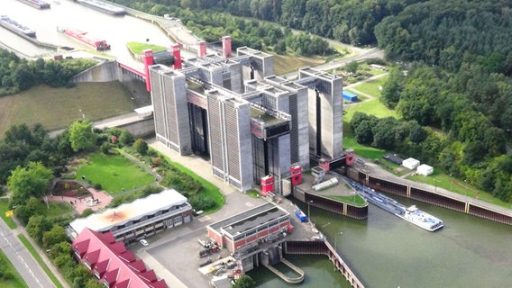 Das Schiffshebewerk Scharnebeck / Lüneburg in einer Luftaufnahme von 2015. © NDR Foto: Schiffshebewerk