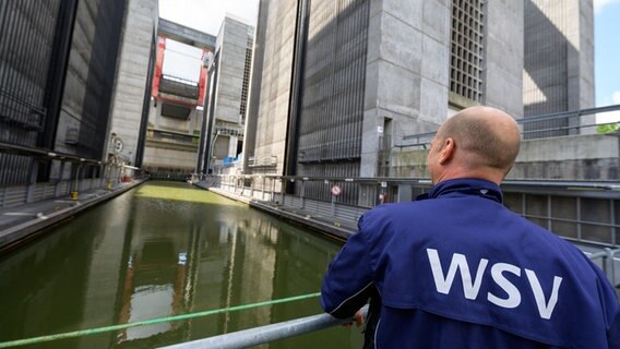 Ein Mitarbeiter der Wasserstraßen- und Schifffahrtsverwaltung des Bundes steht am Schiffshebewerk. © dpa Foto: Philipp Schulze