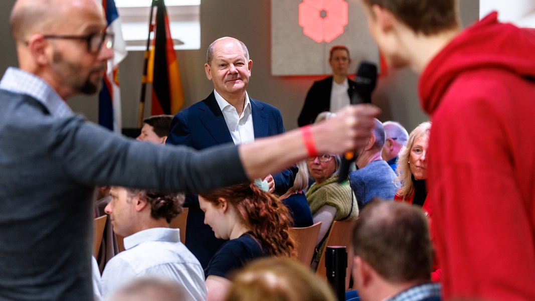 Bundeskanzler Olaf Scholz (SPD, M) nimmt am Europa-Wahlkampfauftakt seiner Partei auf einem Bürgerdialog der SPD Lüneburg teil.