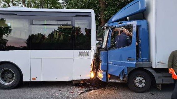 Nach einem Unfall steht ein Lkw der auf einen Schulbus aufgefahren ist auf einer Straße. © Polizeiinspektion Lüneburg 