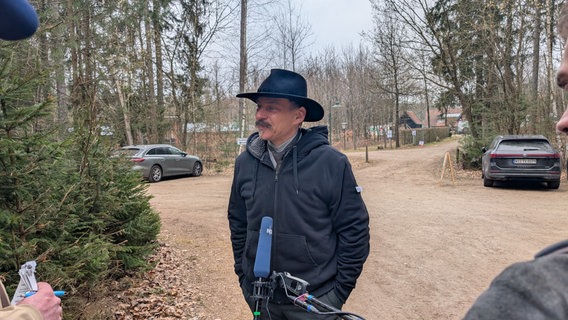 Schauspieler Tom Wlaschiha am Rande der Dreharbeiten im Gespräch mit dem NDR. © NDR Foto: Tabea Pander