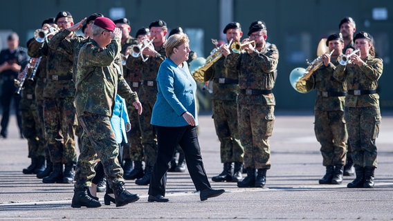 Angela Merkel (CDU) bei einer Veranstaltung der Bundeswehr. © Picture Alliance Foto: Sina Schuldt