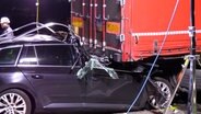 Ein Pkw klemmt nach einem Unfall unter dem Auflieger eines Lkws. © NonstopNews 