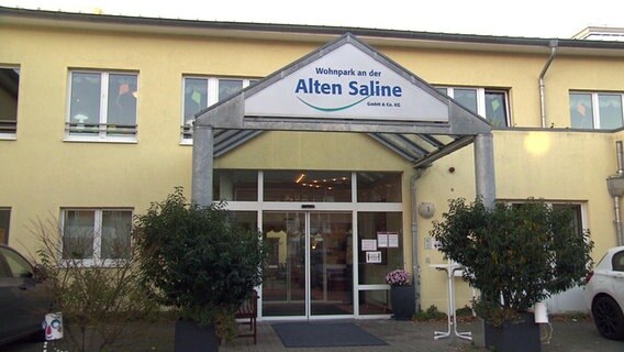 Der Eingangsbereich des Seniorenheims "Wohnpark an der Alten Saline" © NDR 