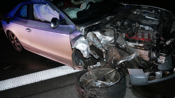Ein Auto ist nach einem Unfall bei Sittensen stark beschädigt. © Polizeiinspektion Rotenburg Foto: Polizeiinspektion Rotenburg