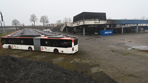 Eine ausgebrannte Halle und zerstörte Busse nach einem Feuer auf einem Firmengelände in Sittensen im Landkreis Rotenburg. © Polizei Rotenburg Foto: Polizei Rotenburg
