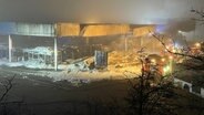In Sittensen im Landkreis Rotenburg steht eine Halle mit Busse in Brand. Das Feuer zerstört zahlreiche Fahrzeuge. © Kreisfeuerwehr Rotenburg (Wümme) Foto: Kreisfeuerwehr Rotenburg (Wümme)