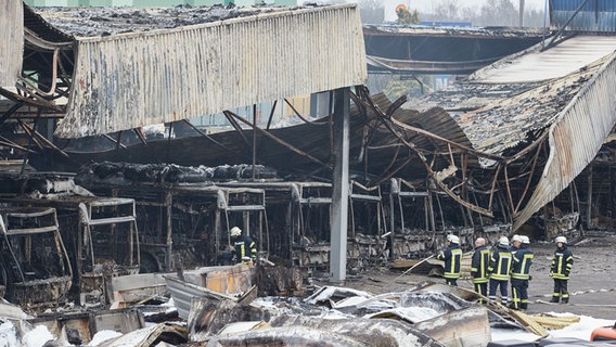 Ausgebrannte Busse stehen nach einem Brand in Sittensen im Landkreis Rotenburg auf einem Firmengelände. © dpa Foto: Georg Wendt