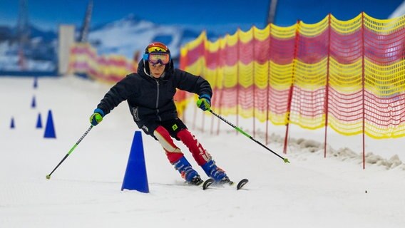 Ein Jugendlicher fährt Ski im Snow Dome. © picture alliance/dpa | Philipp Schulze Foto: Philipp Schulze
