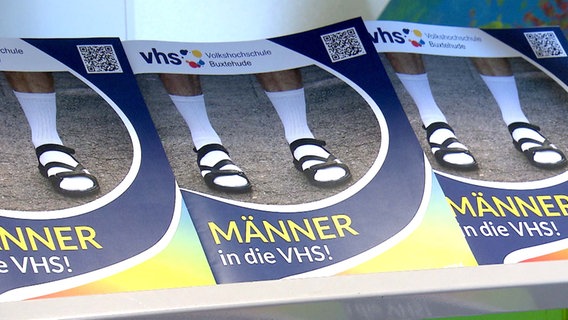 Ein Broschüre mit Männerfüßen in Sandalen. © NDR 
