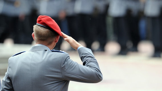 Soldatinnen und Soldaten der Panzerlehrbrigade 9 nehmen auf dem Rathausplatz in Munster an einer Verabschiedung teil. Soldatinnen und Soldaten der Panzerlehrbrigade 9 nehmen auf dem Rathausplatz in Munster an einer Verabschiedung teil. © dpa - Bildfunk Foto: Caroline Seidel