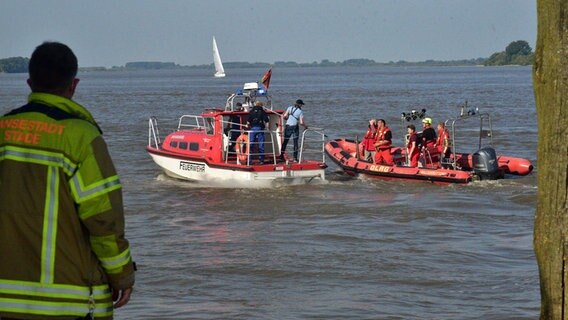 Rettungsboote sind auf der Schwinge im Einsatz. © Polizei Stade 