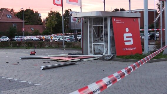Ein gesprengter Geldautomat auf einem Parkplatz in Stade. © TV-Elbnews 