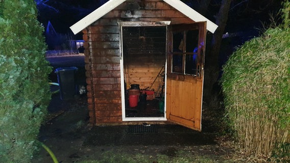 Das Bild zeigt ein Gartenhaus, welches kurzzeitig gebrannt hat. © Polizei Stade 