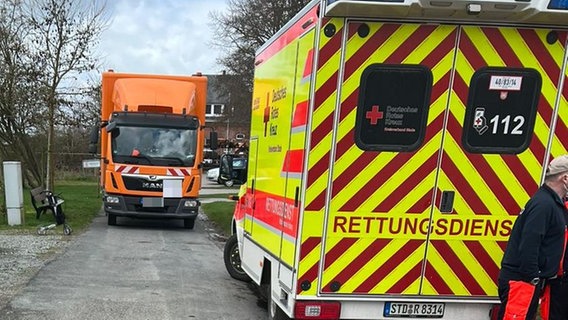 Ein Lastwagen und ein Rettungswagen stehen in einer Einfahrt. © Polizeiinspektion Stade 