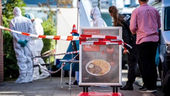 Einsatzkräfte der Polizei suchen nach einem Tötungsdelikt in einem Restaurant in der Innenstadt von Stade am Tatort nach Spuren. © picture alliance/dpa Foto: Sina Schuldt