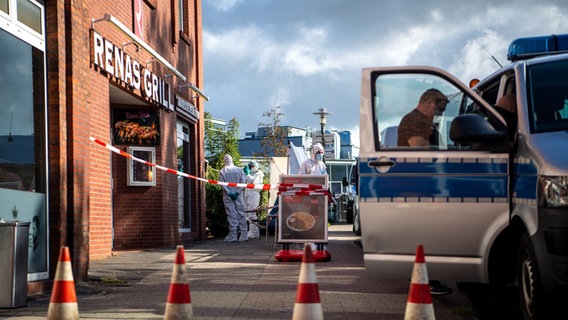 Einsatzkräfte der Polizei suchen nach einem Tötungsdelikt in einem Restaurant in der Innenstadt von Stade am Tatort nach Spuren. © picture alliance/dpa Foto: Sina Schuldt