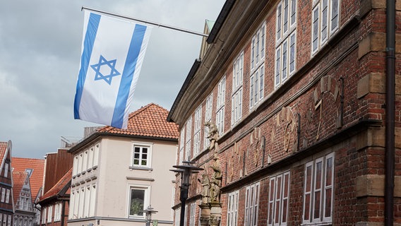 Eine Israel-Flagge hängt am historischen Rathaus in Stade. © picture alliance/dpa | Georg Wendt Foto: Georg Wendt