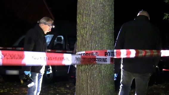 Beamten untersuchen einen Gehsteig vor einem Wohnhaus in Stade, aus dem ein Vater seine Tochter entführt hat. © TV Elbnews 