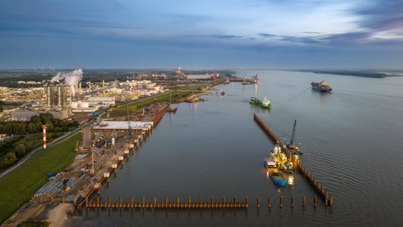 Eine Luftaufnahme zeigt den Seehafen in Stade. © Niedersachsen Ports Foto: Wiwiphoto, Ulrich Wirrwa