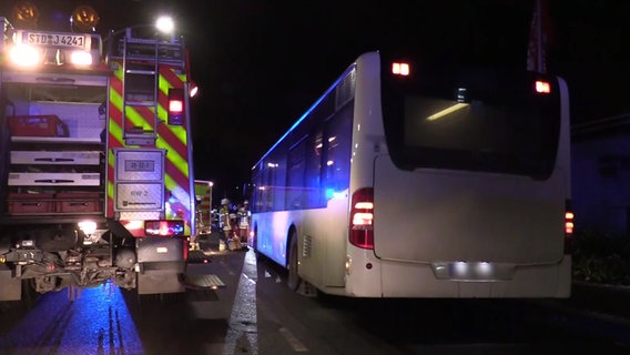 Rettungskräfte stehen nach einem tödlichen Unfall in Stade an einem Bus . © TV-Elbnews 