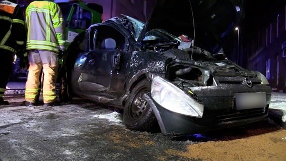 Ein Pkw steht nach einem Zusammenprall mit einem Räumfahrzeug an einer Straße in Stade. © Hellwig TV Elbnews Produktion 
