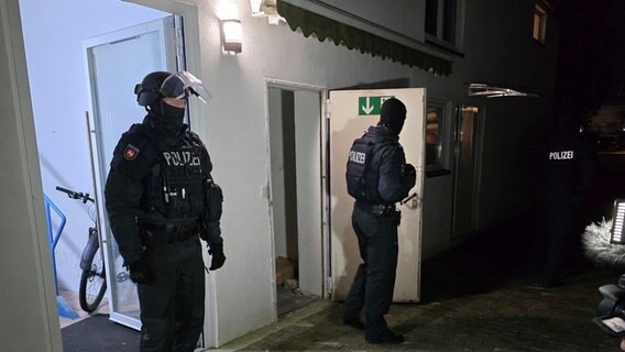 Bereitschaftspolizisten sichern eine Eingangstür ab. © Polizei Stade Foto: Polizei Stade