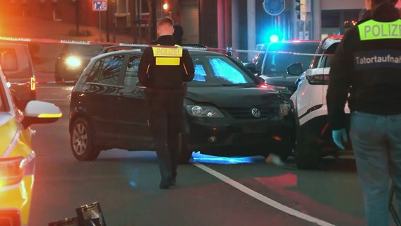 Mehrere Autos stehen nach einer Kollision an einer Straße in Stade. © Hellwig TV Elbnews Produktion 