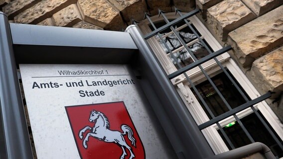 Ein Schild steht vorm Gebäude vom Amts- und Landgericht Stade. © picture alliance/dpa Foto: Christian Hager
